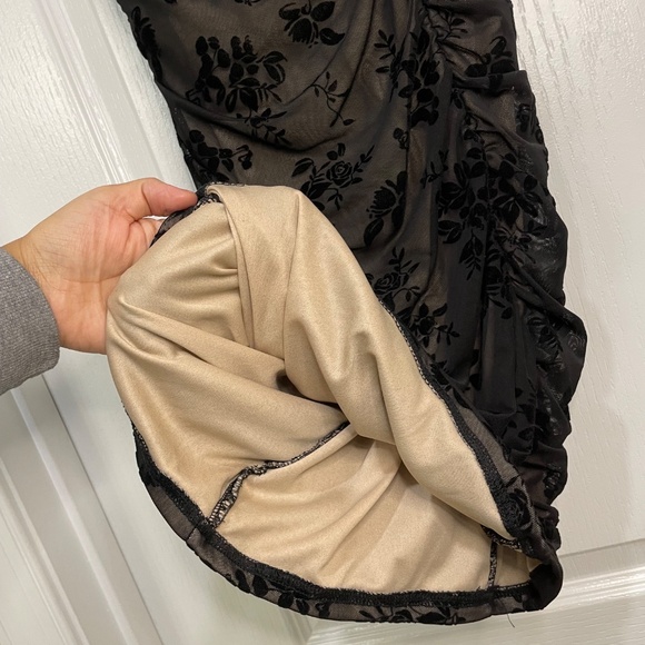 black bodycon dress with floral detailing - Picture 6 of 8